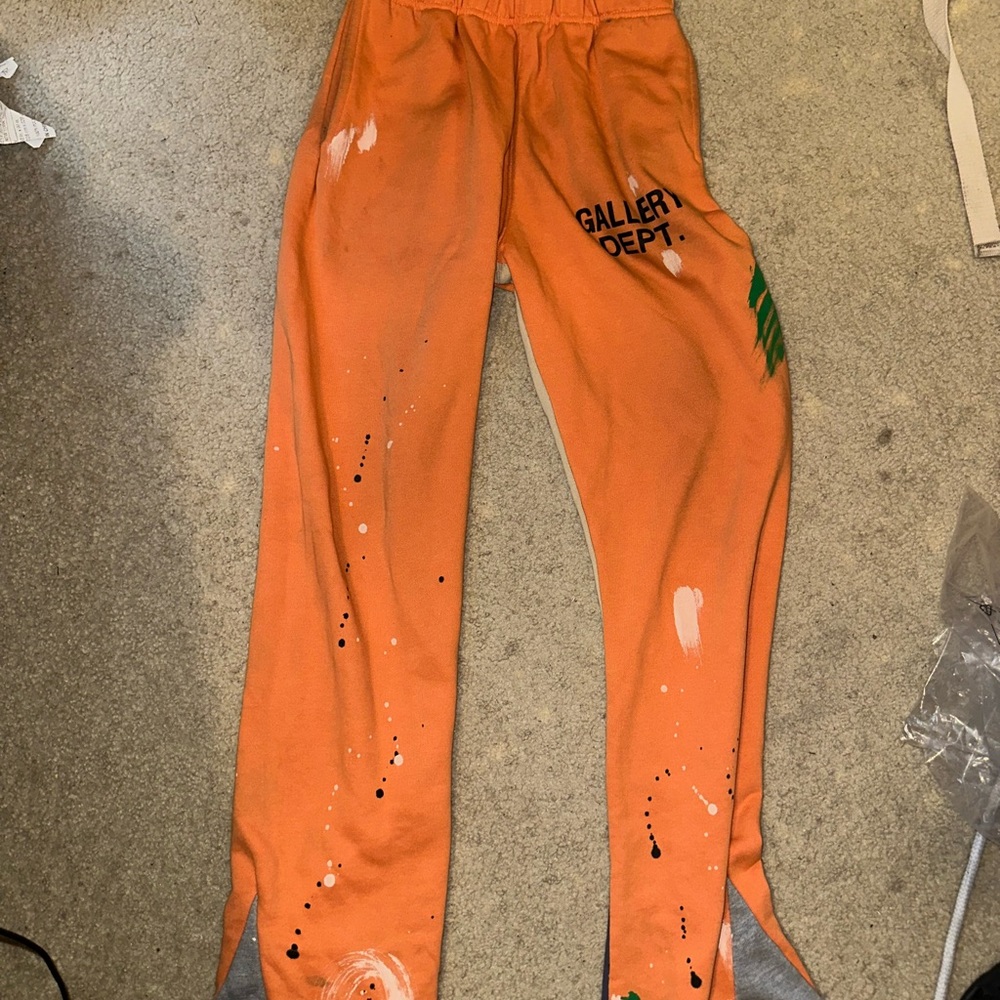 Gallery Dept Orange Paint-Splatter Sweatpants with Graphic Accent